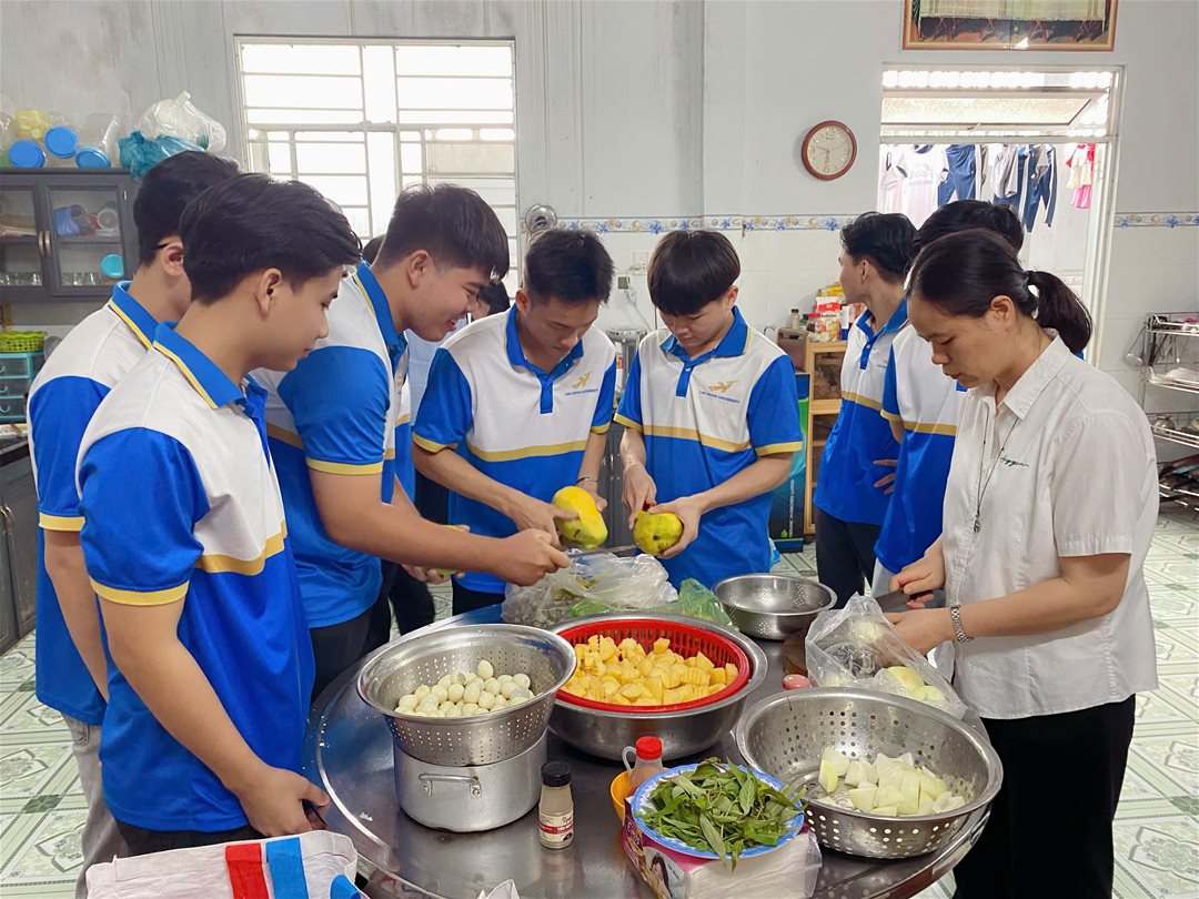 tập thể thầy cô và sinh viên Khoa Cơ điện – Điện tử, Trường Đại học Lạc Hồng đã có chuyến thăm và trao quà tại Mái ấm Thiên Thần Nhỏ