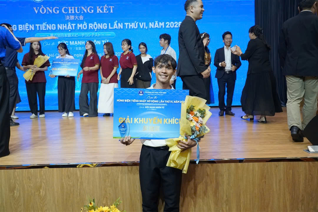 Sinh viên LHU "càn quét" giải thưởng toàn quốc, khẳng định bản lĩnh ngoại ngữ giữa mùa hè 2026 Mùa hè 2026 ghi dấu một mùa gặt hái thành tích đầy ấn tượng của sinh viên Trường Đại học Lạc Hồng (LHU). Liên tiếp chinh phục các sân chơi học thuật uy tín trên toàn quốc ở các ngôn ngữ Hàn, Trung và Nhật, sinh viên LHU đã mang về nhiều giải thưởng nổi bật, tiếp tục khẳng định chất lượng đào tạo ngoại ngữ và năng lực hội nhập quốc tế của Nhà trường. Mở đầu chuỗi thành tích là chiến thắng ấn tượng của sinh viên ngành Hàn Quốc học tại Cuộc thi Hùng biện Tiếng Hàn Thế giới lần thứ 30 và Cuộc thi Hùng biện K-SPEECH Việt Nam lần thứ 14. Sau một ngày tranh tài cùng các đội đến từ nhiều trường đại học trên cả nước, đoàn LHU đã bảo vệ thành công ngôi Quán quân hạng mục hùng biện tập thể, tiếp nối thành tích Giải Nhất của mùa giải trước. Bên cạnh đó, sinh viên Vũ Ngọc Khánh còn xuất sắc giành Giải Nhì hạng mục hùng biện cá nhân khối đại học.  Chia sẻ sau cuộc thi, sinh viên Vũ Ngọc Khánh cho biết: "Điều em nhận được không chỉ là giải thưởng mà còn là sự trưởng thành sau quá trình học tập và rèn luyện tại LHU. Thầy cô luôn tạo điều kiện để chúng em luyện kỹ năng thuyết trình, phản biện, làm việc nhóm và sử dụng tiếng Hàn trong nhiều tình huống thực tế. Chính những trải nghiệm đó đã giúp em tự tin hơn khi bước lên sân khấu của một cuộc thi toàn quốc."  Tập thể ngành Hàn Quốc học LHU đạt giải tại cuộc thi  Không dừng lại ở đó, tại Cuộc thi Nói tiếng Hàn toàn quốc - Cúp Đại sứ Hàn Quốc năm 2026, sinh viên Phạm Thúy Uyên (lớp 23DH111) đã xuất sắc đạt Giải Ba khối Chuyên ngành, trong khi Vũ Thị Phương Thảo (lớp 25DH111) giành Giải Khuyến khích khối Ngoài chuyên ngành. Hai giải thưởng tiếp tục nối dài bảng vàng thành tích của ngành Hàn Quốc học tại các sân chơi học thuật cấp quốc gia.  Sinh viên Phạm Thúy Uyên Đạt Giải Ba của Cuộc thi &  Sinh viên Vũ Thị Phương Thảo Đạt Giải Khuyến khích Cuộc thi  Ở lĩnh vực tiếng Trung, sinh viên ngành Ngôn ngữ Trung Quốc tiếp tục ghi dấu ấn tại Cuộc thi Lồng tiếng Hán ngữ mở rộng lần III do Trường Đại học Văn Hiến tổ chức. Vượt qua nhiều đội thi đến từ các trường đại học khu vực phía Nam, sinh viên LHU đã mang về 03 giải thưởng, gồm 02 Giải Khuyến khích dành cho sinh viên Trần Phạm Yến Nhi và sinh viên Nguyễn Thị Duy Như, cùng Giải Tiết mục được yêu thích nhất dành cho sinh viên Nguyễn Thị Duy Như.  Sinh viên Nguyễn Thị Duy Như đạt giải Tiết mục được yêu thích nhất  Sinh viên Trần Phạm Yến Nhi và Nguyễn Thị Duy Như  đạt giải khuyến khích chung cuộc  Khép lại chuỗi thành tích mùa hè là dấu ấn của sinh viên ngành Nhật Bản học - Trương Quyền Linh (lớp 25DN111) tại Cuộc thi Hùng biện tiếng Nhật mở rộng lần thứ 6 năm 2026. Với phần hùng biện chỉn chu, phong thái tự tin và khả năng sử dụng tiếng Nhật lưu loát, Quyền Linh đã xuất sắc giành Giải Khuyến khích, góp thêm một thành tích đáng tự hào cho sinh viên LHU. Quyền Linh tự hào chia sẻ: “Thành tích em có được ngày hôm nay là cả một quá trình luyện tập lâu dài, luôn có thầy cô đồng hành và hỗ trợ em. Chính những điều đó đã giúp em bình tĩnh, tự tin truyền tải thông điệp của mình tại cuộc thi và đạt được kết quả xứng đáng.”  Sinh viên Trương Quyền Linh đạt Giải Khuyến khích tại cuộc thi Liên tiếp gặt hái giải thưởng ở nhiều cuộc thi học thuật uy tín là minh chứng rõ nét cho chất lượng đào tạo ngoại ngữ theo định hướng thực hành, hội nhập quốc tế của Trường Đại học Lạc Hồng. Những thành tích này không chỉ thể hiện sự nỗ lực, bản lĩnh và tinh thần chinh phục của sinh viên mà còn phản ánh sự đồng hành của đội ngũ giảng viên trong việc bồi dưỡng chuyên môn, kỹ năng và khả năng hội nhập.