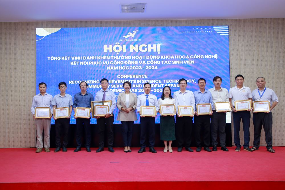 Vinh Danh Thành Tựu Năm Học 2023-2024 Khoa Học, Cộng Đồng và Sinh Viên   Năm học 2023-2024, trường Đại học Lạc Hồng đã ghi nhận nhiều thành tựu đáng kể trong các lĩnh vực Khoa học và Công nghệ, kết nối phục vụ cộng đồng, và công tác sinh viên. Đây là kết quả của sự nỗ lực không ngừng nghỉ của toàn thể giảng viên, sinh viên, và các bộ phận liên quan trong nhà trường.  “Một trong 3 mục tiêu được LHU chú trọng phát triển, thứ nhất là hoạt động đào tạo, thứ hai là hoạt động nghiên cứu khoa học và chuyển giao công nghệ, thứ 3 là hoạt động kết nối phục vụ cộng đồng. Trong đó, việc đẩy mạnh hoạt động nghiên cứu khoa học và chuyển giao công nghệ tại các trường đại học có ý nghĩa vô cùng quan trọng. Nó không chỉ nâng cao chất lượng đào tạo và uy tín học thuật của nhà trường, mà còn thúc đẩy sự phát triển kinh tế-xã hội thông qua việc ứng dụng các kết quả nghiên cứu vào thực tiễn. Hơn  nữa, việc kết nối với cộng đồng giúp tạo ra môi trường học tập năng động, kích thích sự sáng tạo và khởi nghiệp trong sinh viên. Điều này cũng đóng góp vào việc giải quyết các vấn đề thực tiễn của địa phương và đất nước, tạo sự gắn kết chặt chẽ giữa nhà trường và xã hội.” - Tiến sĩ Lâm Thành Hiển - Hiệu trưởng nhà trường chia sẻ tại sự kiện Tổng  kết đánh  giá  những  kết  quả  về hoạt  động Khoa  học  và  công  nghệ (KH&CN), giải pháp sáng kiến, Kết nối-phục vụ cộng đồng (KN-PVCĐ) và công tác sinh viên Nhà trường đã đạt được trong năm học 2023-2024. Sự kiện diễn ra vào sáng ngày 17/7/2024.  Không chỉ tập trung vào nghiên cứu, Trường Đại học Lạc Hồng còn đặc biệt chú trọng đến các hoạt động kết nối phục vụ cộng đồng. Nhà Trường đã triển khai nhiều chương trình tình nguyện, hỗ trợ người dân địa phương, đặc biệt là ở các vùng khó khăn.  Bên cạnh đó, Công tác sinh viên là một trong những nhiệm vụ quan trọng của Trường Đại học Lạc Hồng. Trong năm học 2023-2024, nhà trường đã triển khai nhiều chương trình và hoạt động nhằm nâng cao chất lượng giáo dục toàn diện cho sinh viên. Nhằm ghi nhận và động viên những đóng góp xuất sắc, Trường Đại học Lạc Hồng đã tổ chức buổi lễ vinh danh và khen thưởng cho các cá nhân và tập thể có thành tích nổi bật trong năm học 2023-2024. Buổi lễ đã diễn ra trong không khí trang trọng và ấm cúng, với sự tham gia của toàn thể cán bộ, giảng viên, nhân viên.  Buổi lễ vinh danh không chỉ là dịp để nhìn lại những thành quả đã đạt được mà còn là nguồn động viên to lớn, khích lệ tinh thần học tập và nghiên cứu của toàn thể cán bộ, giảng viên và nhân viên trong Trường.  Năm học 2023-2024 đã khép lại với nhiều thành công rực rỡ, đánh dấu một bước phát triển mới của Trường Đại học Lạc Hồng. Những kết quả đạt được trong hoạt động khoa học và công nghệ, kết nối phục vụ cộng đồng và công tác sinh viên không chỉ khẳng định vị thế của nhà trường mà còn mở ra những triển vọng tươi sáng cho tương lai.  Nhìn lại chặng đường đã qua, Trường Đại học Lạc Hồng đã rất tự hào về những thành tựu đã đạt được và cùng nhau hướng tới những mục tiêu cao hơn. Với sự quyết tâm và nỗ lực không ngừng, chắc chắn Trường Đại học Lạc Hồng sẽ tiếp tục gặt hái nhiều thành công hơn nữa, trở thành một trong những ngôi trường hàng đầu của cả nước, nơi đào tạo những thế hệ sinh viên tài năng, tri thức và giàu lòng nhân ái, góp phần xây dựng một xã hội phát triển và văn minh. Qua đó, Hiệu trưởng Nhà Trường đã phát động phong trào thi đua về KH&CN, KN-PVCĐ năm học 2024 –2025.