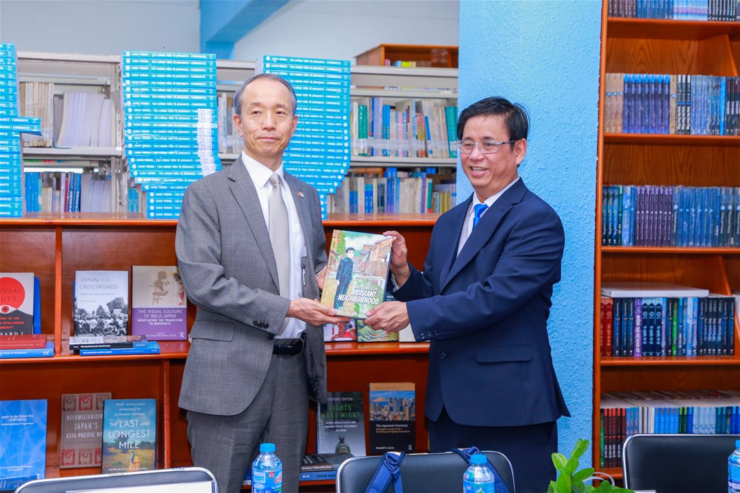 LHU nhận sách từ Tổng Lãnh sự quán Nhật Bản tại TP.HCM