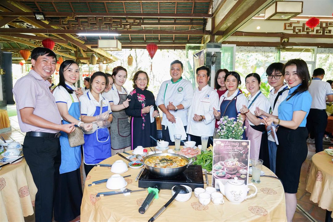 LHU tổ chức chuỗi hoạt động ý nghĩa chào mừng Ngày Quốc tế Phụ nữ 8/3, gắn kết Nhà giáo – Người lao động Ngày 08/3/2026, Trường Đại học Lạc Hồng (LHU) đã tổ chức chuỗi hoạt động chào mừng 116 năm Ngày Quốc tế Phụ nữ (08/3/1910 – 08/3/2026) và chương trình “Bữa Cơm Tân niên Công đoàn” năm 2026 tại Hội quán Trấn Biên, dành cho đội ngũ Nhà giáo, Người lao động trong toàn trường. Chương trình được tổ chức nhằm tạo không gian giao lưu, gắn kết giữa các đơn vị trong toàn trường, đồng thời góp phần lan tỏa tinh thần đoàn kết, sẻ chia và xây dựng môi trường làm việc tích cực trong đại gia đình LHU. Hình 1 Điểm nhấn của chương trình là hội thi nấu ăn với chủ đề “Món lẩu ba miền”, thu hút sự tham gia của các công đoàn bộ phận trong toàn trường. Tại hội thi, các đội đã cùng nhau thể hiện sự khéo léo và sáng tạo trong chế biến những món lẩu đặc trưng của ẩm thực ba miền Bắc – Trung – Nam. Không chỉ chú trọng hương vị, các đội còn đầu tư công phu trong cách trình bày và thuyết trình ý tưởng món ăn, mang đến nhiều sắc màu ẩm thực phong phú và hấp dẫn. Không khí hội thi diễn ra sôi nổi với sự cổ vũ nhiệt tình của các cổ động viên, tạo nên một sân chơi giao lưu vui tươi, góp phần tăng cường sự gắn kết giữa các đơn vị trong nhà trường. Hình 2 Trong khuôn khổ chương trình, Ban tổ chức cũng đã trao giải cuộc thi ảnh “Duyên dáng áo dài LHU 2026”, nhằm tôn vinh vẻ đẹp duyên dáng, thanh lịch của nữ cán bộ, giảng viên và người lao động trong tà áo dài truyền thống. Những bức ảnh dự thi không chỉ ghi lại những khoảnh khắc đẹp của đội ngũ nữ Nhà giáo – Người lao động LHU mà còn lan tỏa hình ảnh người phụ nữ hiện đại, tự tin, năng động và đầy nhiệt huyết trong công việc. Cuộc thi đã nhận được sự hưởng ứng tích cực từ các đơn vị trong trường, góp phần lan tỏa giá trị văn hóa truyền thống và tôn vinh vẻ đẹp của người phụ nữ Việt Nam. Hình 3 Sau các hoạt động thi và trao giải, toàn thể Nhà giáo và Người lao động đã cùng tham gia chương trình “Bữa cơm Tân niên Công đoàn” trong không khí thân tình, ấm áp. Đây là dịp để các thành viên trong đại gia đình LHU cùng gặp gỡ, giao lưu, chia sẻ niềm vui đầu năm; qua đó tăng cường tinh thần đoàn kết, xây dựng môi trường làm việc tích cực và gắn bó trong toàn trường. Chuỗi hoạt động chào mừng Ngày Quốc tế Phụ nữ 8/3 không chỉ thể hiện sự quan tâm của nhà trường đối với đội ngũ nữ Nhà giáo và Người lao động mà còn góp phần lan tỏa những giá trị tốt đẹp, xây dựng văn hóa đoàn kết và nhân văn trong cộng đồng LHU.