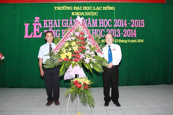 Thầy TS. Diệp Cẩm Thu - Phó hiệu trưởng - Chủ tịch công đoàn thay mặt lãnh đạo nhà trường tặng hoa chúc mừng buổi lễ